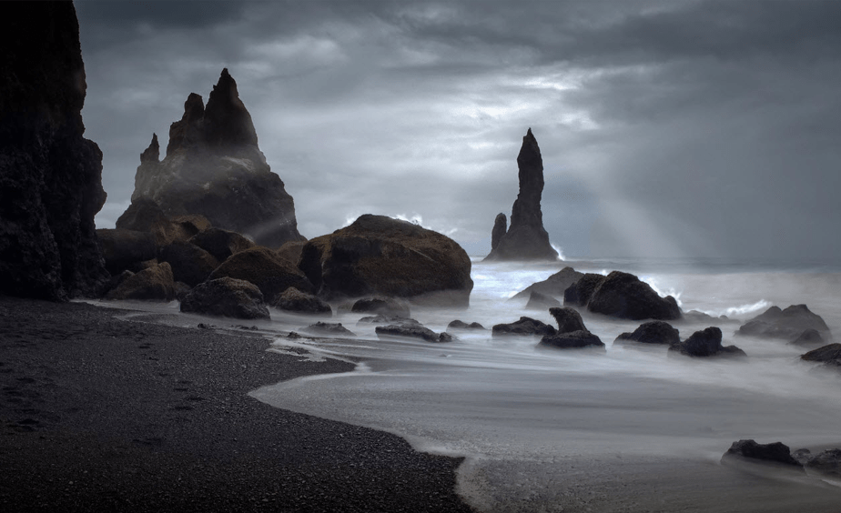 stormlucht en zonlicht op een humeurig rotsachtig strand