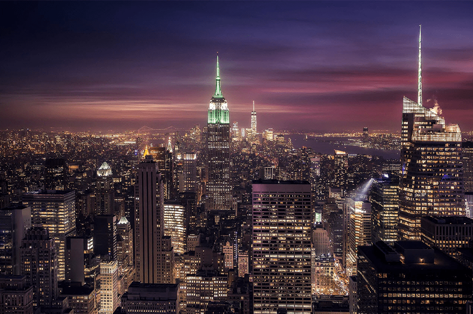 kleurrijke zonsondergang en nacht lichten uitzicht vanaf de top van de rots in New York City