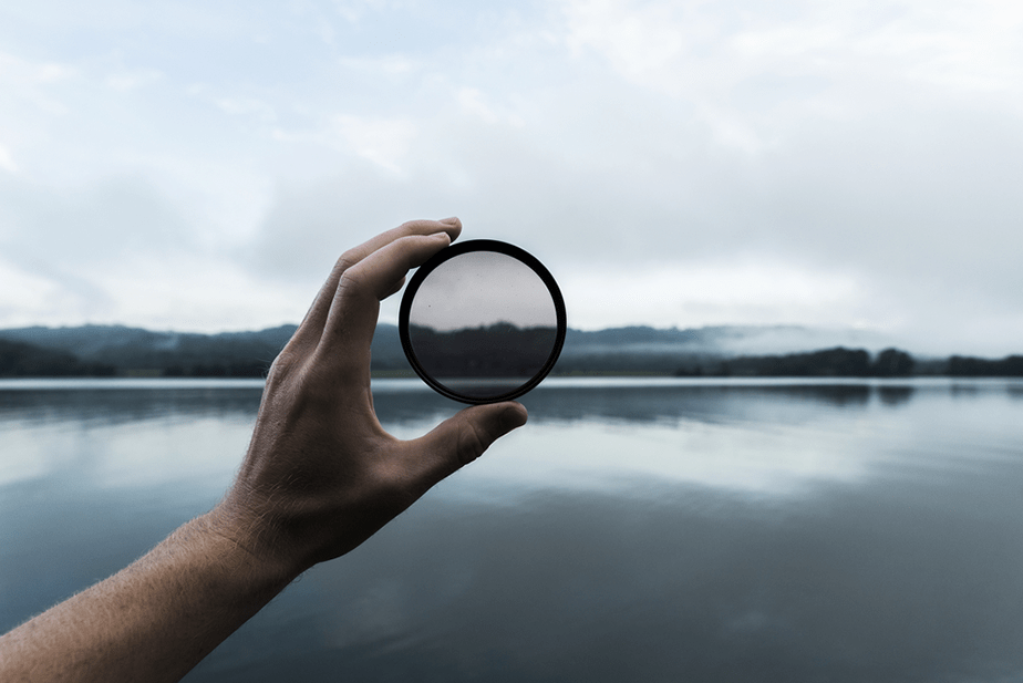 neutrale dichtheid filter gehouden voor een landschap