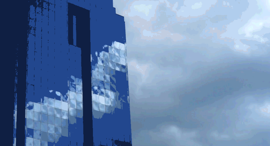 timelapse van wolken weerspiegeld op glasgebouw gif